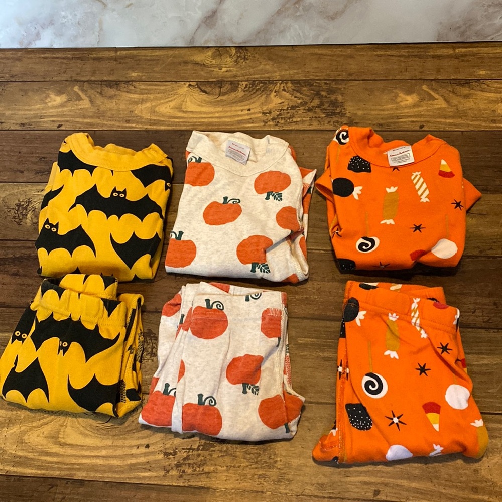 LOT: 3 Hanna Andersson matching pajama sets, bats, Halloween candy, pumpkins